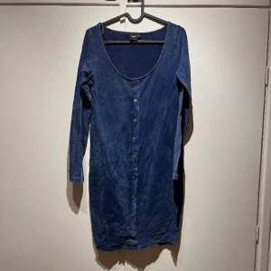 Blåmelerad klänning strl 40 / 12 - Använd någon enstaka gång. I fint skick från Asos.