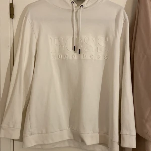 Hugo Boss Hoodie - En simpel och snygg Hugo Boss hoodie i bra skick! Hoodien i sig sitter bra bortsett från att armarna är lite korta. Nypris 1399, pris kan diskuteras!