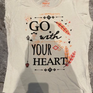 T-shirt stl.134/140 - Vit tshirt. Säljer pga stor garderobrensning. Kika gärna på mina andra annonser, säljer mycket. Samfraktar gärna:)