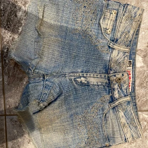 Jeansshorts xs - Rikigt snygga jeansshorts!! Använda en hel del, säljs i befintligt skick. Broderade detaljer. Säljs i befintligt skick. Säljer pga stor garderobrensning. Kika gärna på mina andra annonser, säljer mycket. Samfraktar gärna:) 