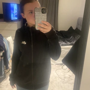 Zip nike tröja  - nike zip up hoodie jätte fin och i bra skick men kommer inte till användning längre tyvör pris kan diskuteras 