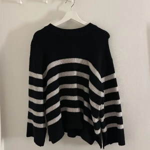 Randig tröja Gina Tricot - Jag säljer min jätte fina randiga stickade tröja från Gina Tricot som jag köpte för något år sedan. Den kommer tyvärr inte till användning längre och har använts ett par gånger men fortfarande i bra skick!!!    💞💞💞