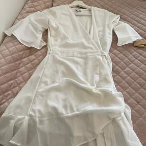 Söt vit klänning som passar perfekt till student eller midsommar 