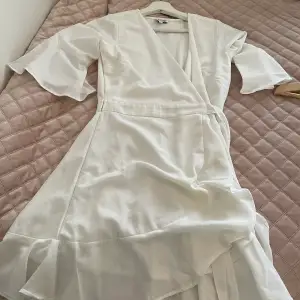 Söt vit klänning som passar perfekt till student eller midsommar 