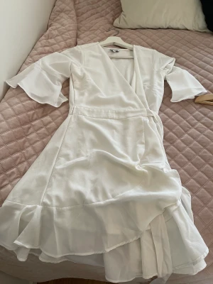 Studentklänning/vit klänning  - Söt vit klänning som passar perfekt till student eller midsommar 