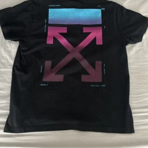 Off-White - WTS! Off-White T shirt Storlek - S/M Oversized  Använt fåtal gånger Pris: 950 Köpt för: 5250 kr Pris går att diskutera  Kan mötas upp Göteborg eller Borås.