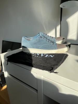 Lanvin skor - Tjena säljer mina lanvin skor. Det är en väldigt ovanlig färg, som passar sjukt bra till vår och sommar. Sjukt bra skick, dustbag följer med (ej box). Vid frågor hör av dig, pris ej hugget i sten👌🤩