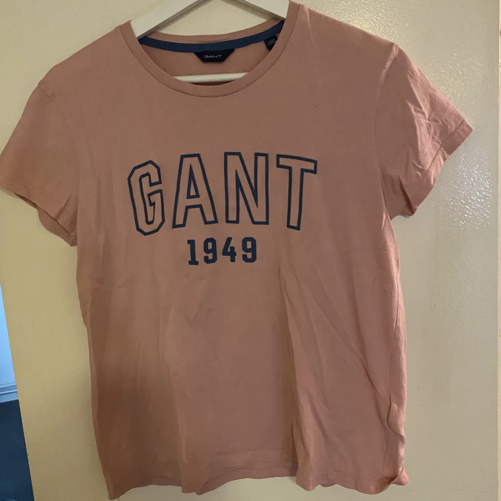 Gant rosa T-shirt i nyskick  Stl 170 men passar upp till small . T-shirts.