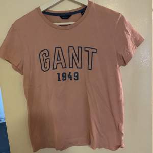 Gant rosa T-shirt i nyskick  Stl 170 men passar upp till small 