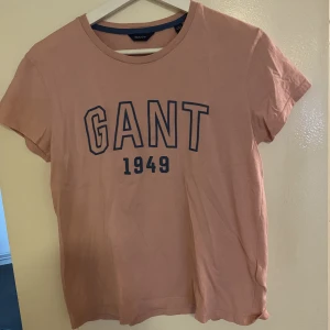Gant T-shirt  - Gant rosa T-shirt i nyskick  Stl 170 men passar upp till small 