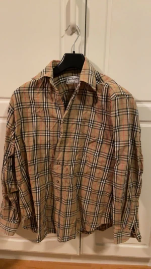 Burberry skjorta  - Säljer en burberry skjorta i bra skick. Använd några gånger