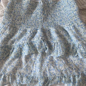 Blommig kjol - En fin blommig kjol. Strl M