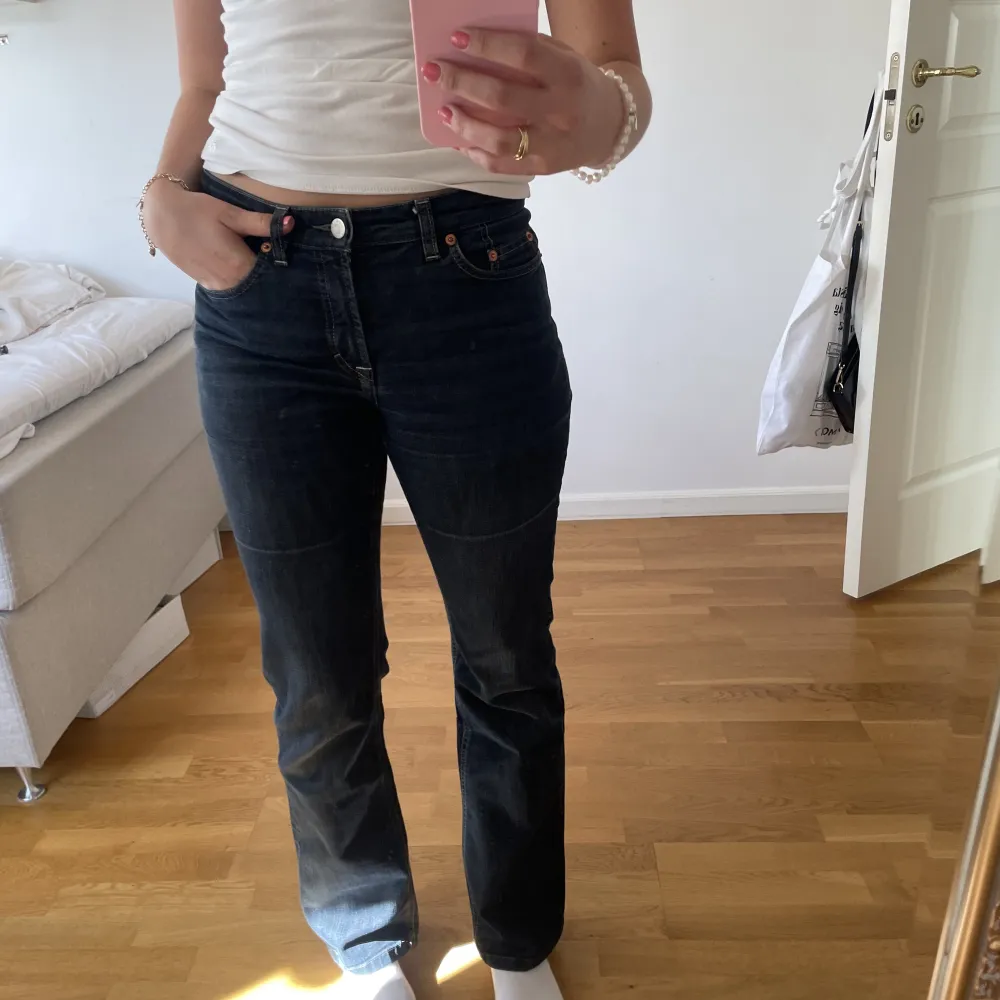 Midrise jeans från Filippa K. De har något typ av blekt streck på framsidan av båda benen som syns på sista bilden. Strl 29/32 och passar mig som är 170💞. Jeans & Byxor.
