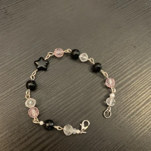 Söt armband🌸 - Armband handgjort av mig🌸 går att justera storlek!