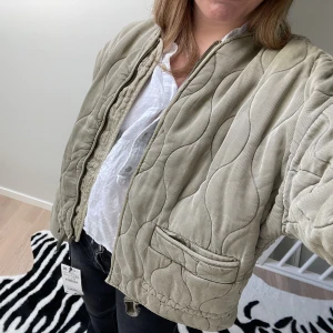 Jacka  - Helt ny jacka från zara med prislappar kvar! Säljer pga att jag ångrat mig! Direktprid 1100 kr 