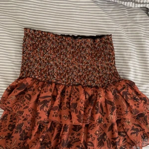 Zara kjol - Fin kjol till sommaren från zara! Den är bara använd en gång så den är i bra skick💕 fråga för fler bilder!!