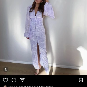 Adoore Positano Dress  - Superfin klänning från Adoore💜Använd en gång så är i nyskick, säljer pga att den blivit för liten för mig. Jag är vanligtvis en 36, men skulle säga att denna klänning passar även en 34 då den är snäv i midjan.  Nypris 1595 kr (Bilderna är från deras ig) 