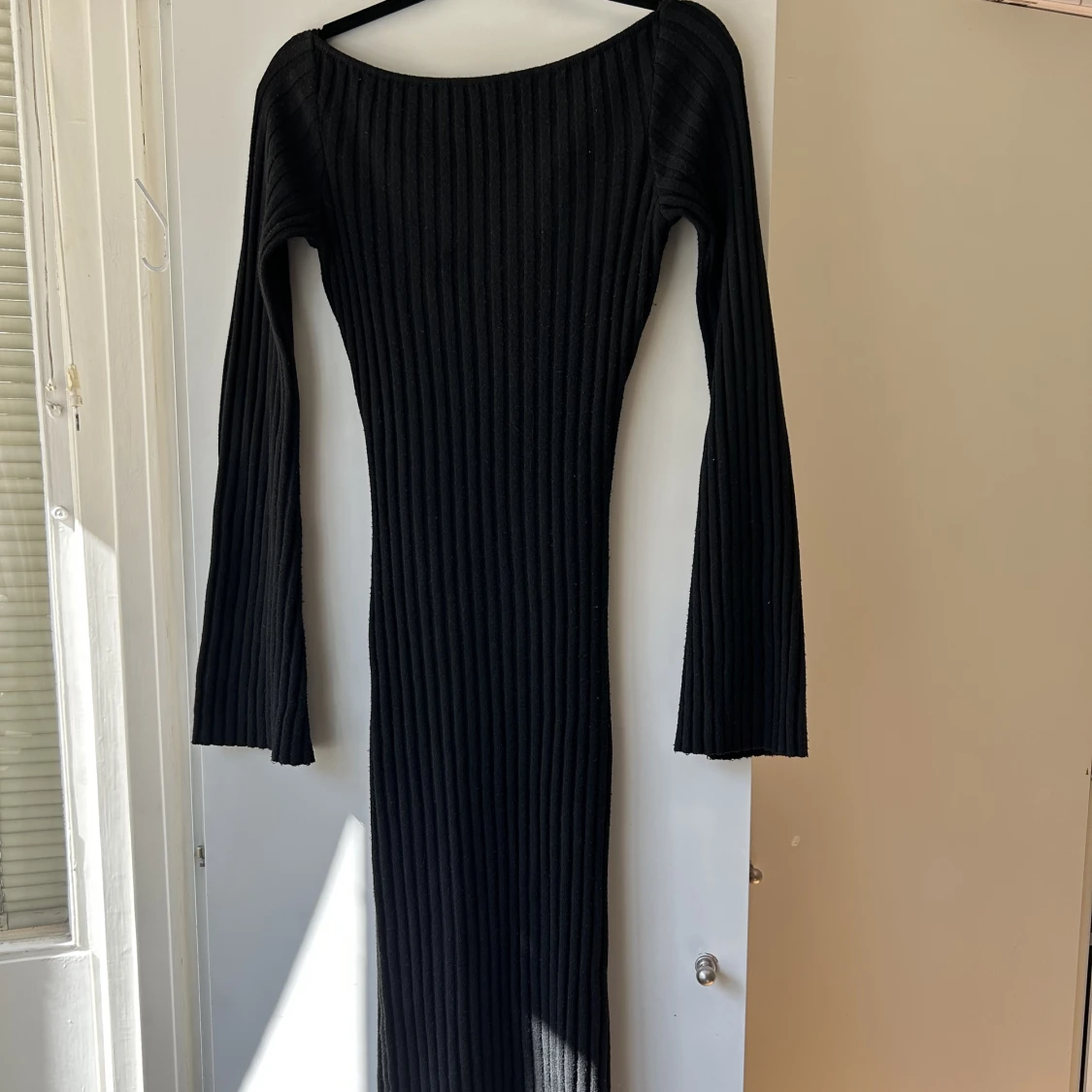 Svart långstickad klänning  - 90