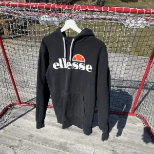 Ellesse hoodie svart - Svart ellesse hoodie  Väldigt snygg Storlek M