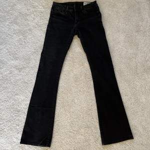 Svarta bootcut crocker jeans i jättebra skick, inga defekter! De är lågmidjade och stretichiga i materialet men skulle säga att dom är små i storleken och sitter mer som en storlek 25😍