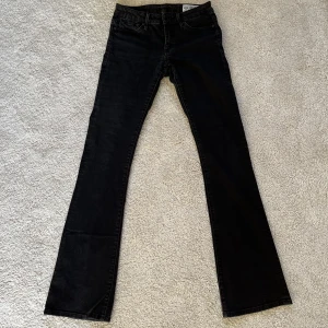 Crocker jeans - Svarta bootcut crocker jeans i jättebra skick, inga defekter! De är lågmidjade och stretichiga i materialet men skulle säga att dom är små i storleken och sitter mer som en storlek 25😍