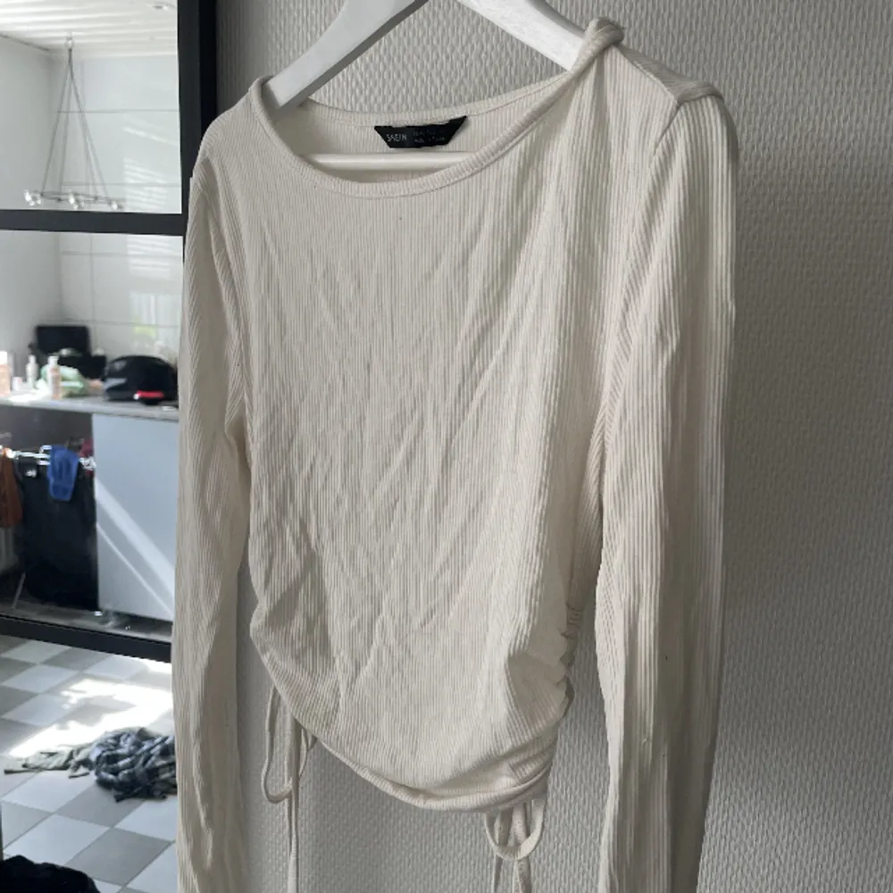 En vit långärmad tröja från shein i bra skick. Ett bra Material. Toppar.