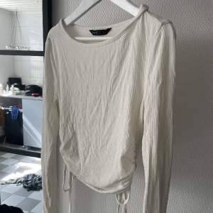 En vit långärmad tröja från shein i bra skick. Ett bra Material