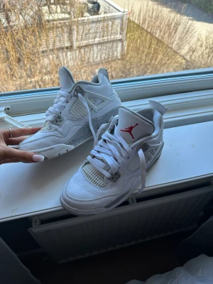 Jordan 4 Oreo - Säljer dessa jordan 4 Oreo i storlek 39. De är sparsamt använda men ser självklart använda ut. Men skulle säga att de har bättre skick än vad som syns på bilderna i verkligheten. De är köpta på Goat för 7000 därav kan jag inte sänka priset all för mycket.