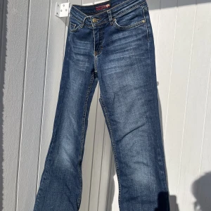 Jeans - Blivit för små för mig. Smickrande passform. Lite y2k känsla då de är lågmidjade