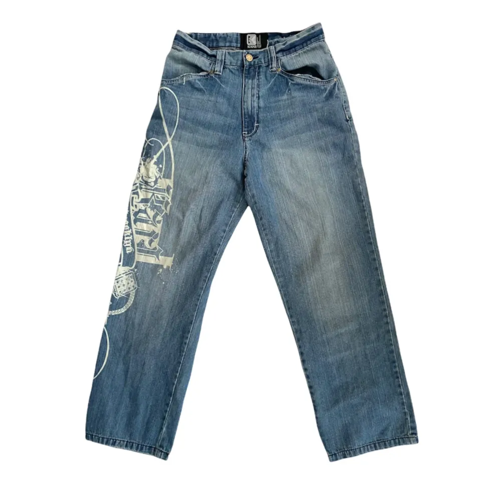 SÖKER DESSA  KARL KANI JEANS ❤️ betalar bra för dom och söker alla storlekar! Om du har liknande eller vet var man köper exakt dessa jeans hör gärna av dig❤️❤️. Jeans & Byxor.