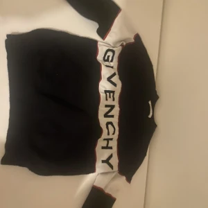 Givenchy tröja *SÄLLSYNT* - Äkta givetvis, Storlek S men passar mindre till de som exempelvis har xs, Kan tänka mig eventuellt nåt byte samt gå ner i pris vid snabbaffär. Går ej att hitta denna tröja nånstans, nypris ligger på 8k+.