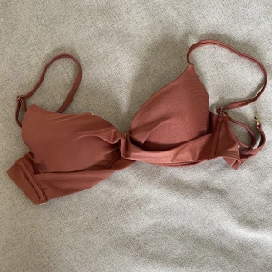 Bikiniöverdel, Nellly, pushup - Vadderad bikiniöverdel från Nelly. I mycket bra skick. Färgen är ”bronze”. 70C 