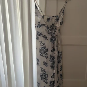 Långklänning - Superfin långklänning från Nelly, perfekt till sommaren! Skriv för bilder på🥰