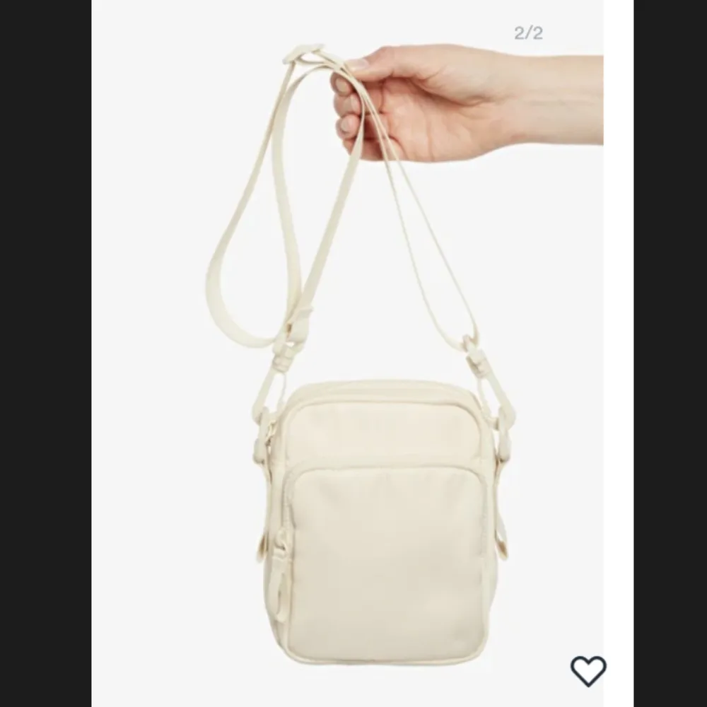 Säljer en väska i färg offwhite från Monki. Reglerbar och avtagbar axelrem. Väskan har tre fack och är 14×18×6 cm. Pris som nyköpt 180:-, knappt använd.. Väskor.