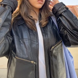 Skinnjacka  - Den är oversized, som ni ser lite längre i armarna men inget som jag tyckt dragit ner eller gjort att jag använt den mindre. Anledningen till att jag säljer är för att jag ska flytta till ett varmt land då jag inte behöver denna typ av jacka längre🥰