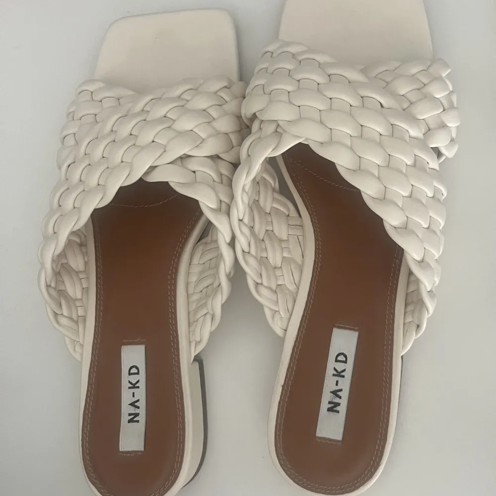 Säljer dessa fina tofflor/sandaler ifrån NAKD. Dem är lite slitna under men annars i superskick❣️( Köparen står för frakten ) . Skor.