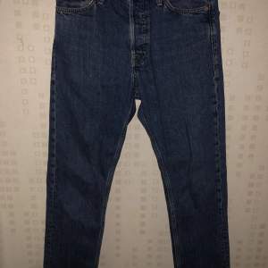 Jack and Jones loose jeans i väldigt bra skick. Den specifika modellen är JJCHRIS JJORGINAL CJ 620 LN 12194474/FIA 2021. Storlek: 27/30