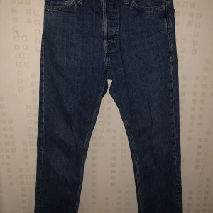 Jack and Jones loose jeans  - Jack and Jones loose jeans i väldigt bra skick. Den specifika modellen är JJCHRIS JJORGINAL CJ 620 LN 12194474/FIA 2021. Storlek: 27/30