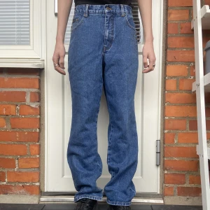 Asfeta baggy jeans! - Feta baggy jeans i perfekt skick! Detaljer på byxorna, som man ser på bilden. Modellen är 182cm. Möts i Malmö och tar Swish. Står ej för frakt eller postens slarv!