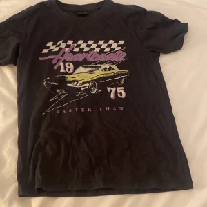 T-shirt - T-shirt som är knappt använd från Gina tricot, passar med S också❤️