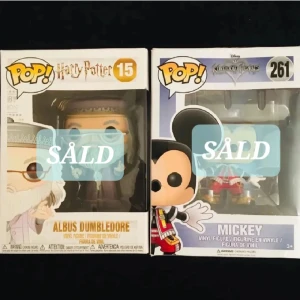 Funko pop Disney & Harry Potter - 💙FÖRST TILL KVARN💙 Funko pop av Disney- Mickey Mouse (såld) & Harry Potter- Dumbledore. Lagt undan i förvar & de har samlat damm därav få skador på förpackning. De är jättefina men behöver platsen.💔 De behöver en mer älskande ägare🥲❤️. Dumbledore: 120kr