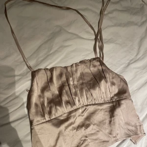 Topp i satin - Aldrig använd, fin topp i satin 