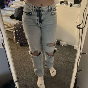 Jeans - Boyfriend jeans från Hm med hål i , bra skick dem med! Storlek 36! 