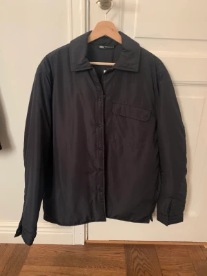 Zara jacka - Otroligt skön jacka ifrån zara som aldrig är använd med lapparna på, perfekt till våren/sommaren. Storlek M, bara skriva vid funderingar!