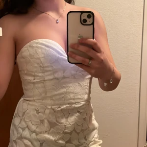 vit klänning - klänning med korsettliknande överdel perfekt till studenten 🤍