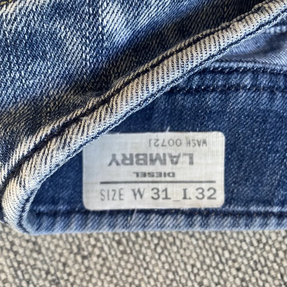 Jättefina vintage diesel jeans som sitter lågmidjat och baggy. De är lite långa för mig som är 160. . Jeans & Byxor.