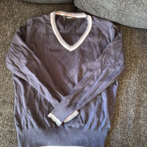 tröja  - Tröja som klär över vita knapptröjor, basic fintröja typ!