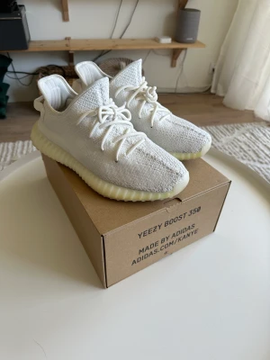 Yeezy 350 - Använda fåtal gånger. Säljer då jag fastnat för andra Yeezy  Skick: 9/10 Pris kan diskuteras vid snabb affär. 