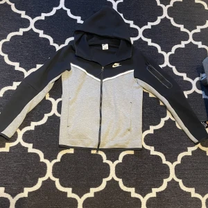 Grå svart Nike thec - Säljer min Nike thec för jag bytt stil. Köpte den på Zalando och den är ganska använd men fortfarande väldigt bra skick. Priset kan diskuteras   ⚠️tar gärna emot byten⚠️