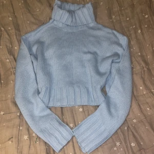 Pastel blå polo tröja - En stickad pastel blå polo mag-tröja Köpte den för 140kr, säljer för 50kr 